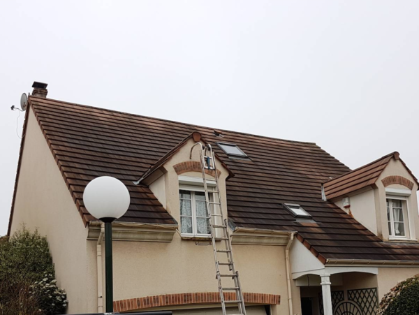 démoussage de toiture couvreur